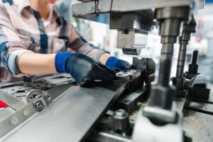 Klasyfikacja odpadów poprodukcyjnych w zakładzie obróbki metali – co jest odpadem niebezpiecznym, a co nie